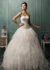 Сватбена рокля с линия с кринолин