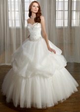 Пищна сватбена рокля с кринолин