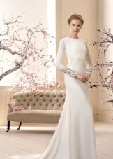 Gaun pengantin dengan ikat pinggang