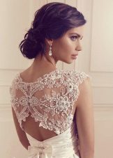 Gaun pengantin dengan renda di bahagian belakang