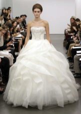 Biała suknia ślubna od Vera Wong 2013