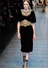 Velvet Midi Dress dengan Hiasan Emas