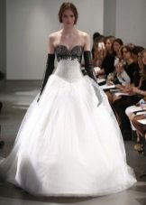 Gaun pengantin putih dengan korset hitam
