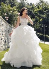 Un magnifico abito da sposa sul pavimento