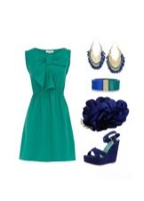 Gaun Turquoise dengan aksesori biru