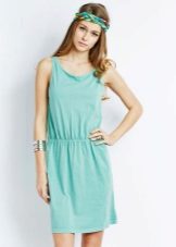 Accesorii verzi pentru o rochie de culoare turcoaz