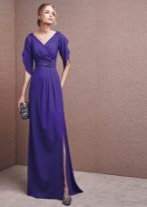 Večerní fialové šaty se štěrbinou