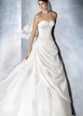 Biała, drapowana suknia ślubna