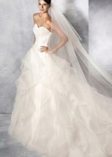 Бяла Една пухкава сватбена рокля