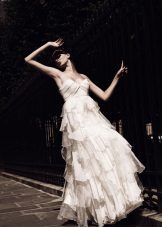 Vestuvinė suknelė iš Hugo Zaldi su sluoksniuotu sijonu