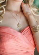Gold jewelry for coral dress