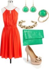 Vestido color coral combinado con accesorios verdes.