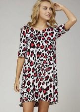 Suknelė su raudonos ir pilkos spalvos leopardo atspaudu
