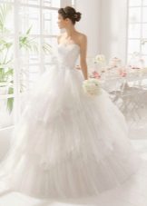 Lussuoso abito da sposa con perle su un corsetto