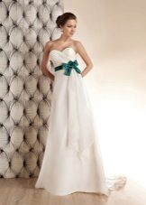 Gaun pengantin dengan tali pinggang hijau