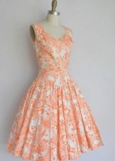 Orange og hvid kjole