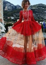 Neįprastas raudonos spalvos suknelės stilius