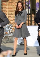 Grå klänning i medellång längd med kjolen Kate Middleton