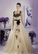 Hochzeitskleid von Tanya Grieg mit schwarzer Spitze