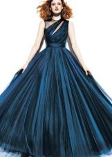 Langes und geschwollenes dunkelblaues Kleid