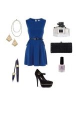Accessoires noirs pour une robe bleu marine