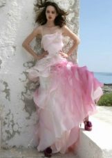 Сватбена рокля с розови акценти