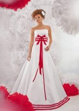 Сватбена рокля с червени елементи