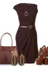 Brune sandaler under en brun kjole