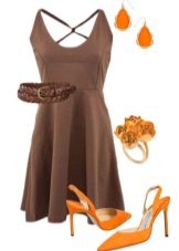Orange Sandalen unter einem braunen Kleid
