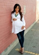 Tunika pre tehotné dievčatá s džínsami pre fotografovanie