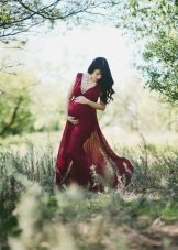 Valokuvan kuvaus raskaana olevasta naisesta mekossa