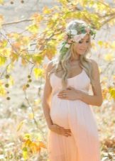 Фотосесия на бременна жена в рокля