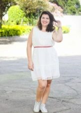 Vestido corto blanco para una mujer baja de baja estatura