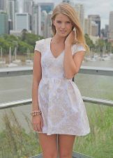 Млечна хаљина за плавушу