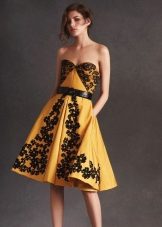 فستان أصفر مع طباعة سوداء