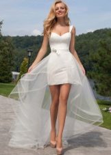 Gaun pengantin dengan kereta api yang boleh dilepaskan