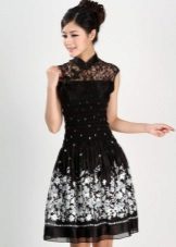 فستان أسود مع طباعة زهور بيضاء على الطريقة الصينية