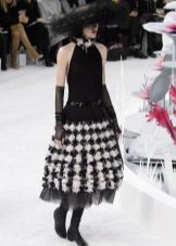 Siyah beyaz etekli Chanel elbise