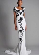 Valkoinen mekko mustalla kukkakuviolla