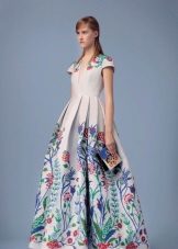 Vestido de saia com estampa floral