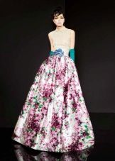 Full klänning med blommigt tryck på en kjol