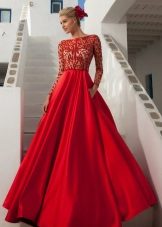 فستان أحمر طويل منتفخ مع بلوزة دانتيل