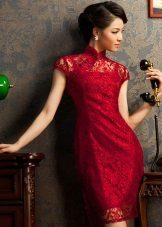 Raudona rytietiška suknelė