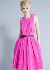 Różowa sukienka z kontrastowym paskiem