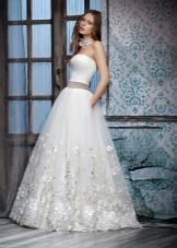 Wedding dress with flowers in tone