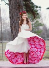 Prachtige trouwjurk met bloemenprint op de petticoat
