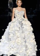 Skaista pelēkas un baltas ziedu kāzu kleita