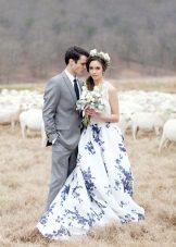 Smuk hvid og blå blomster brudekjole