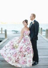Skaista ziedu drukas kāzu kleita
