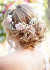 Vestuvinės suknelės šukuosena su šviežiomis gėlėmis